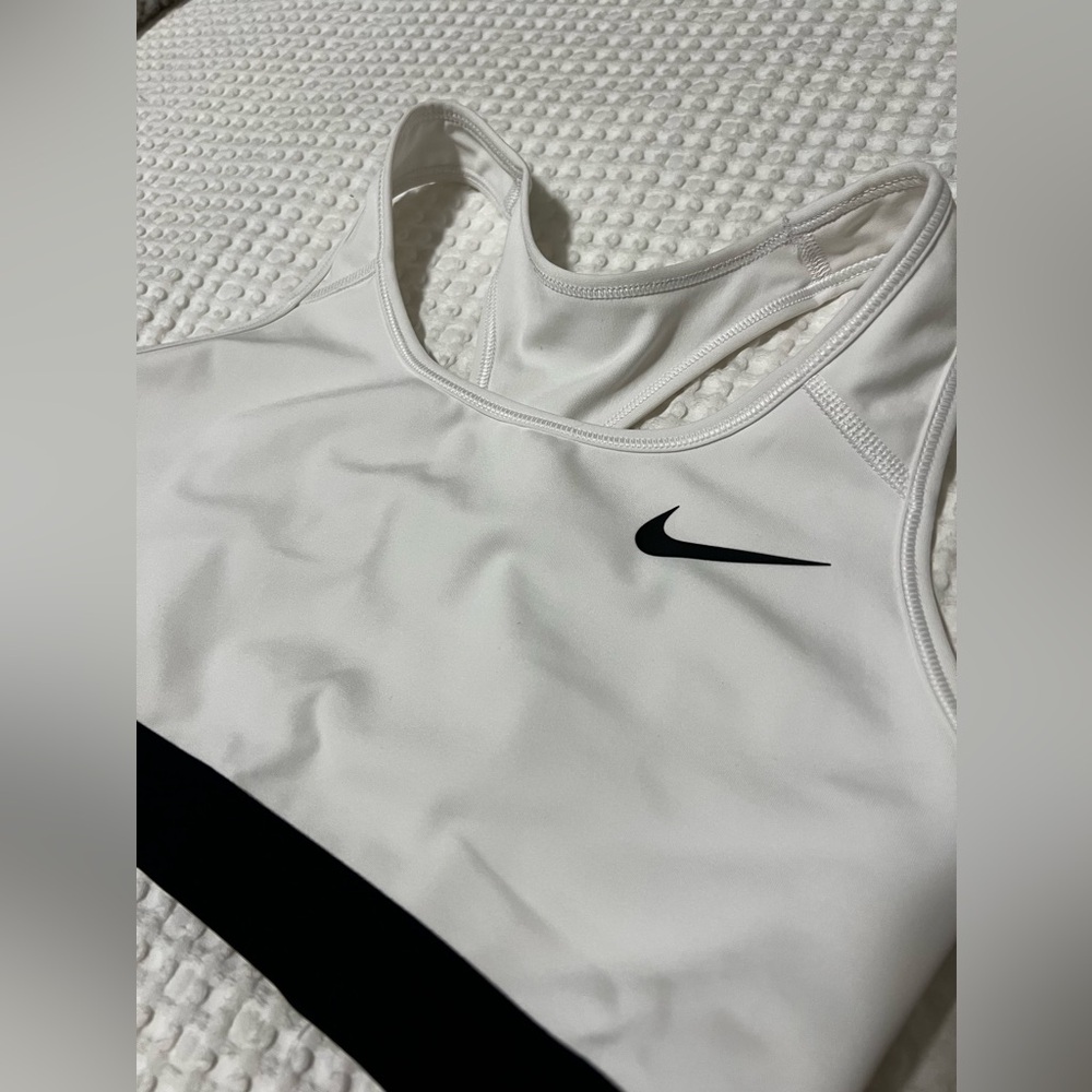 NWOT Nike sports bra - size Medium